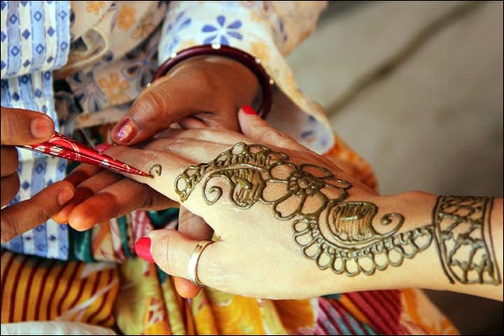 50+ mesmerising mehndi designs for ceremonies & wedding, wedding mehndi designs, kalamkari inspired leaf pattern mehndi design